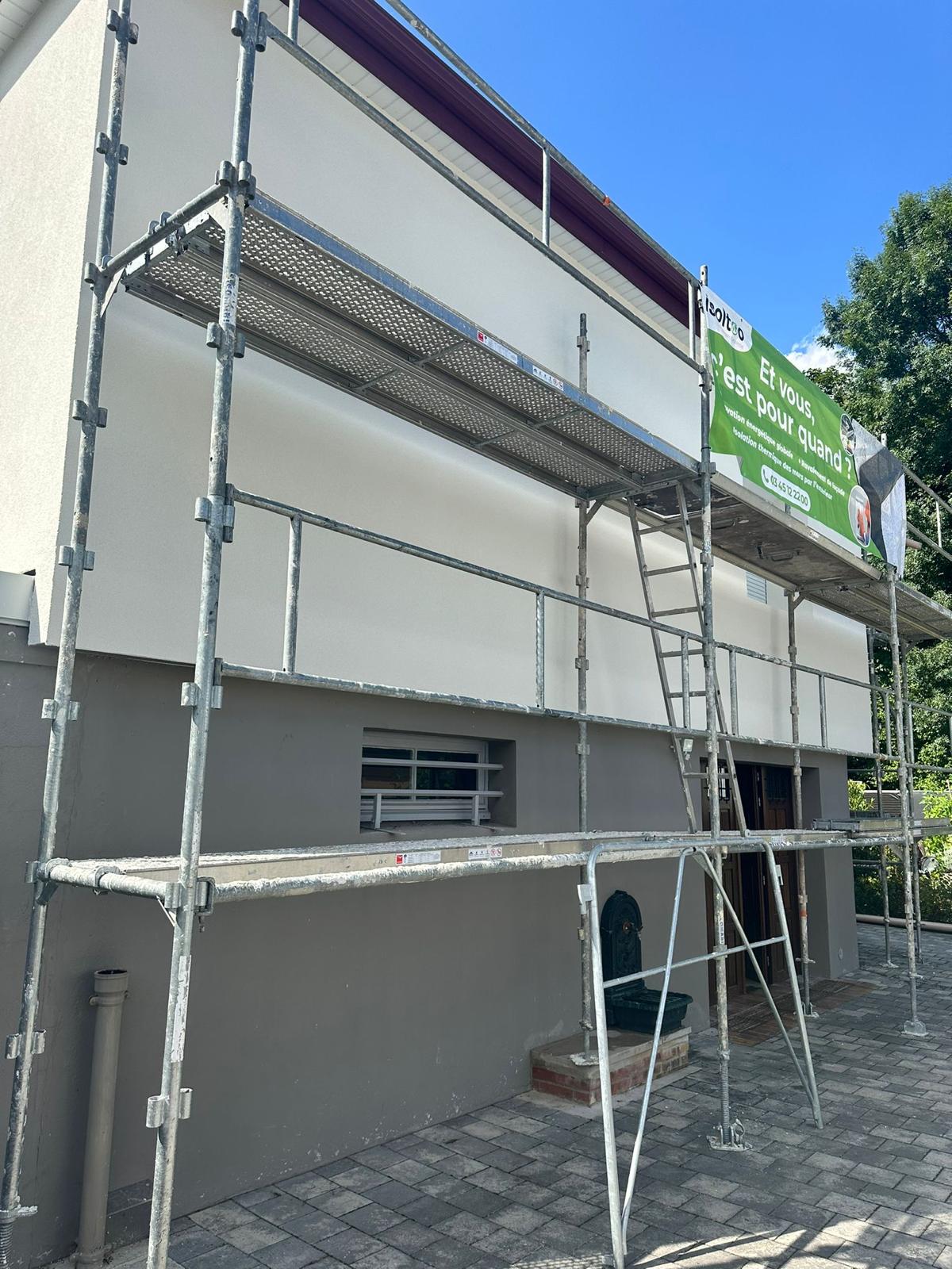 Chantier ITE — échafaudage installé