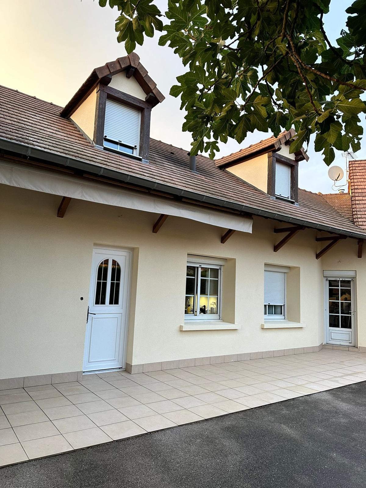 Façade rénovée — entrée principale